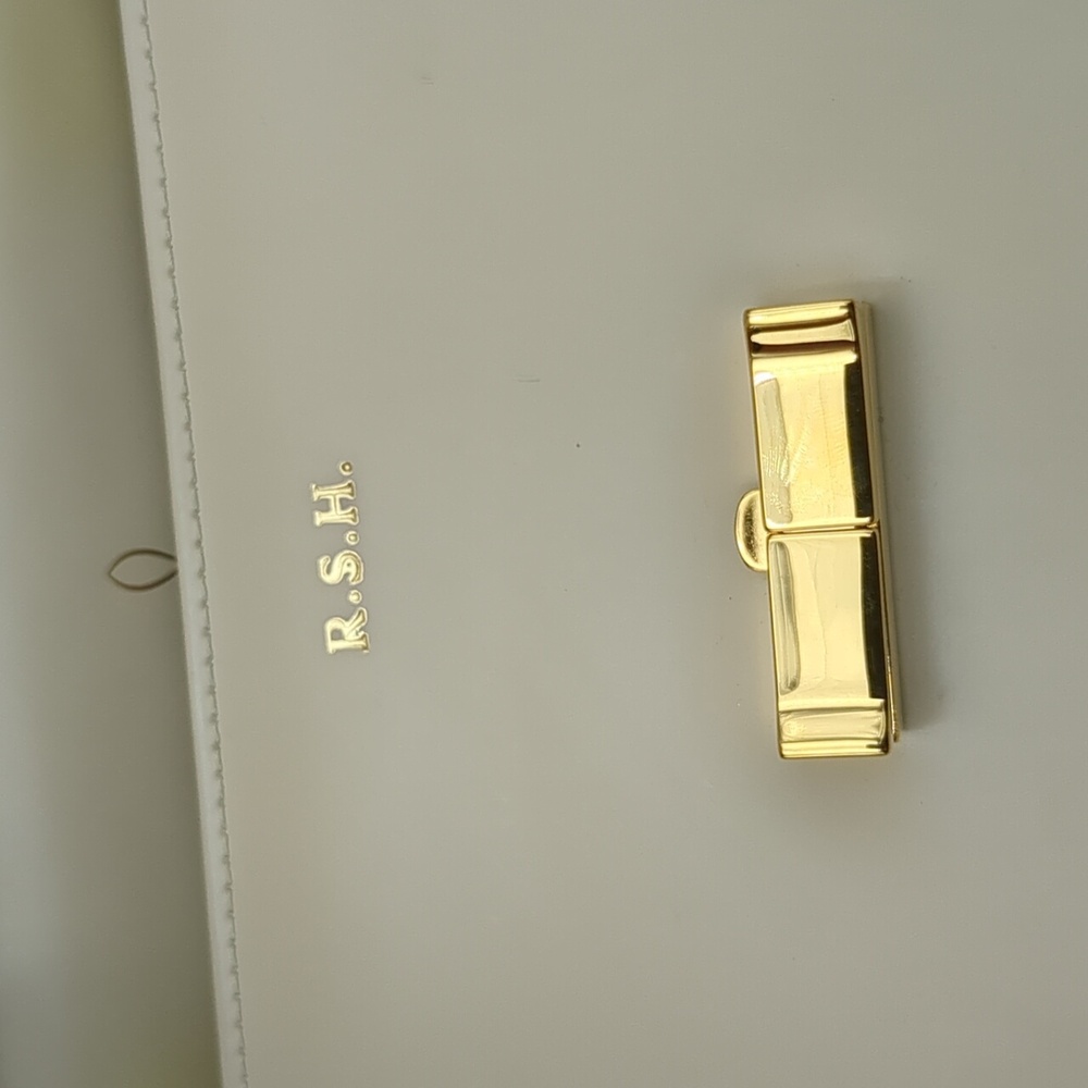 Elegant Cream Shoulder Bag with Gold Accents - Picture 10 of 16